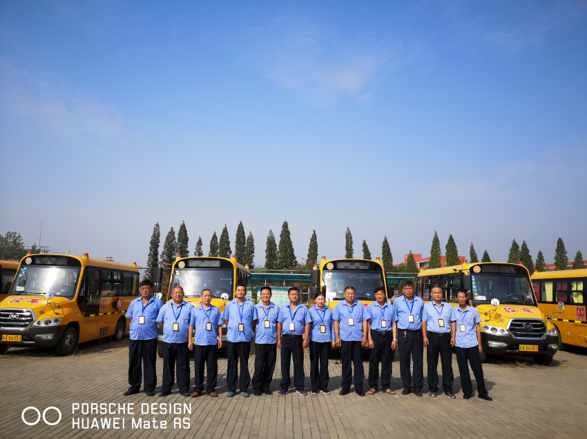 夏閣區(qū)域校車“最美微笑團隊”合影1.jpg